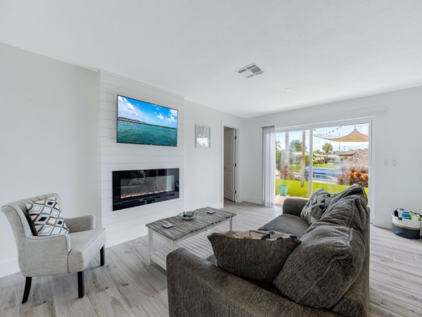Cape Coral Lovely Vacation Home with Dock