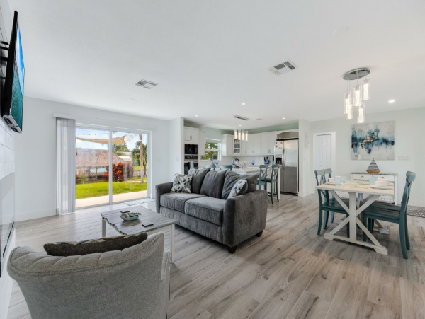Cape Coral Lovely Vacation Home with Dock