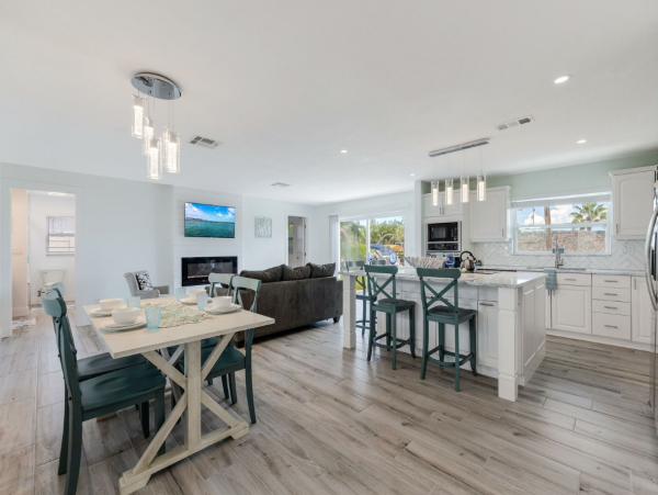 Cape Coral Lovely Vacation Home with Dock