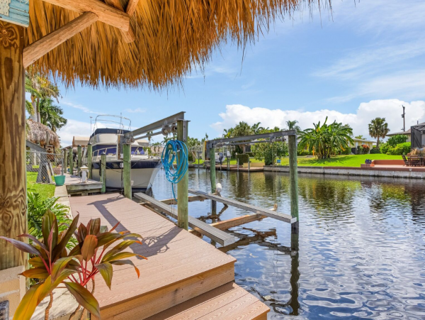 Cape Coral Lovely Vacation Home with Dock