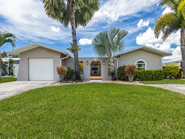 Cape Coral Lovely Vacation Home with Dock