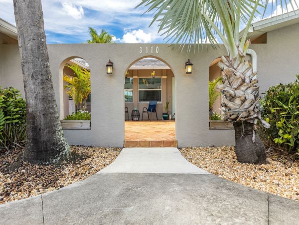 Cape Coral Lovely Vacation Home with Dock