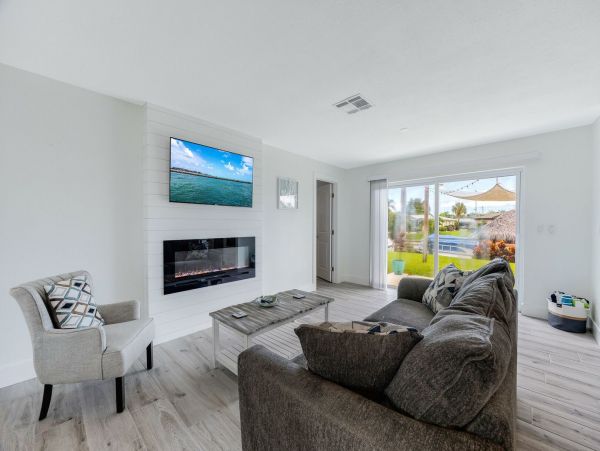 Cape Coral Lovely Vacation Home with Dock