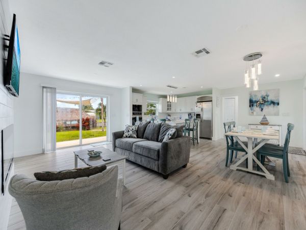 Cape Coral Lovely Vacation Home with Dock
