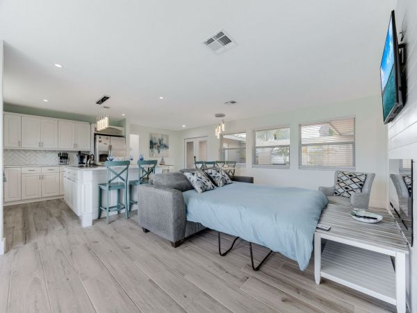 Cape Coral Lovely Vacation Home with Dock