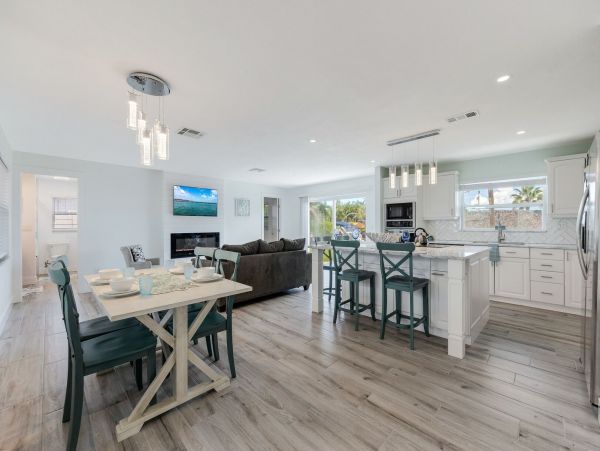 Cape Coral Lovely Vacation Home with Dock