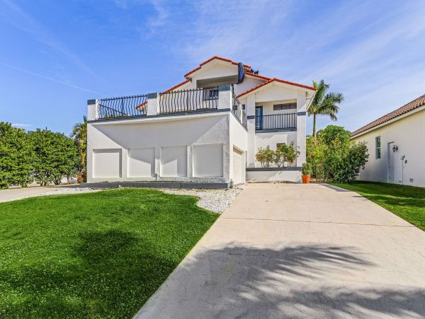 River Front Five Bedroom Vacation Rental Home in Cape Coral
