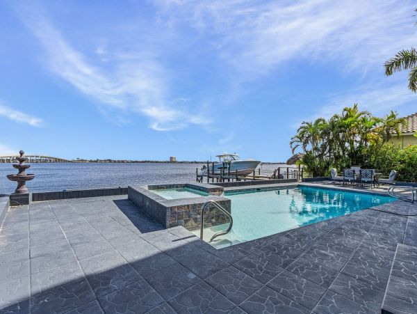 River Front Five Bedroom Vacation Rental Home in Cape Coral