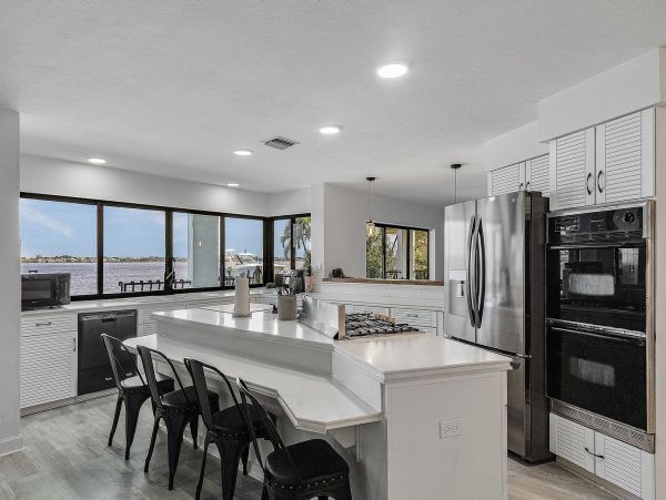 River Front Five Bedroom Vacation Rental Home in Cape Coral