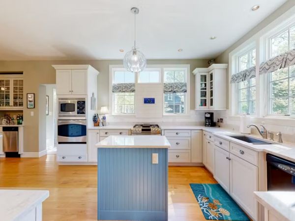 Lake View Four Bedroom Estate in Oak Bluffs