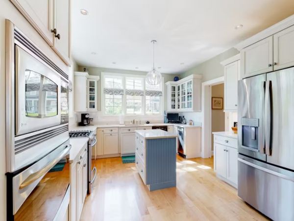 Lake View Four Bedroom Estate in Oak Bluffs