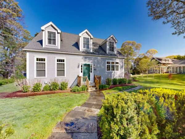 Lake View Four Bedroom Estate in Oak Bluffs