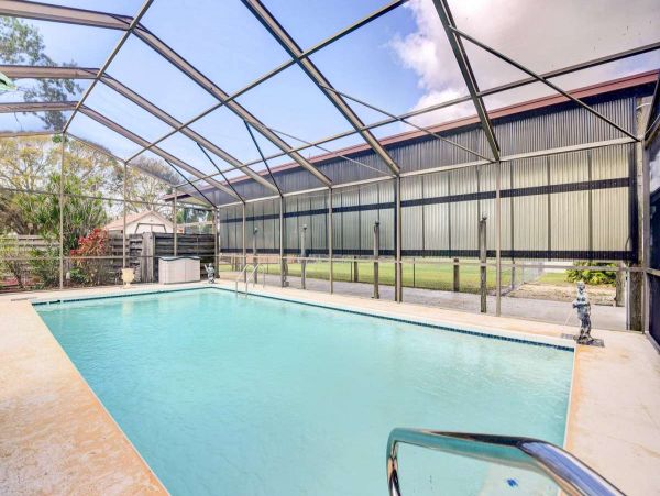 Lovely Pool Home with 3 Bedrooms in Bradenton Sleeps 10