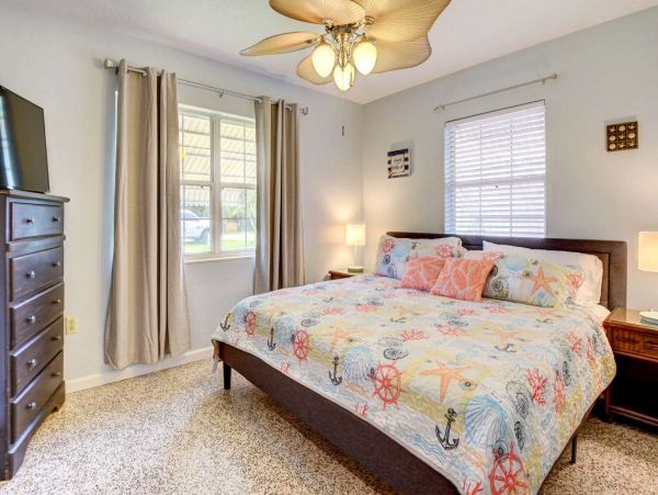 Lovely Pool Home with 3 Bedrooms in Bradenton Sleeps 10