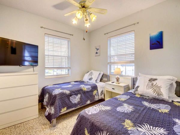 Lovely Pool Home with 3 Bedrooms in Bradenton Sleeps 10