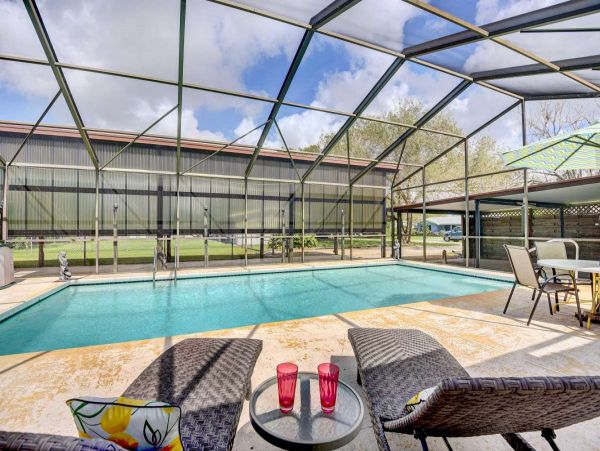 Lovely Pool Home with 3 Bedrooms in Bradenton Sleeps 10