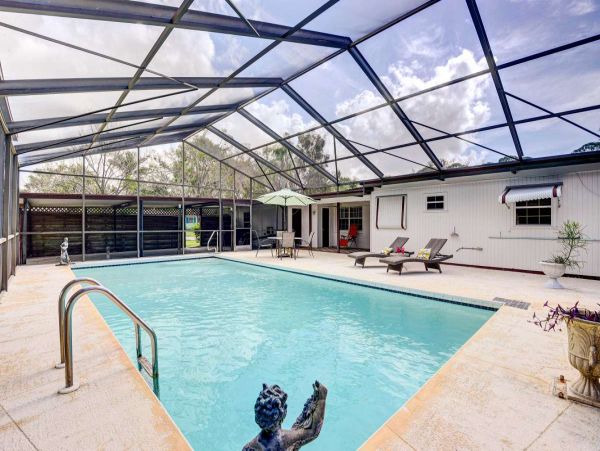 Lovely Pool Home with 3 Bedrooms in Bradenton Sleeps 10