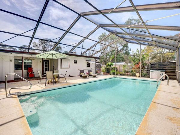 Lovely Pool Home with 3 Bedrooms in Bradenton Sleeps 10