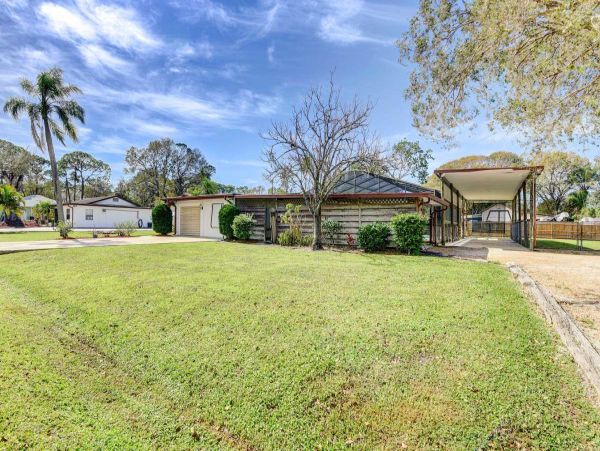 Lovely Pool Home with 3 Bedrooms in Bradenton Sleeps 10