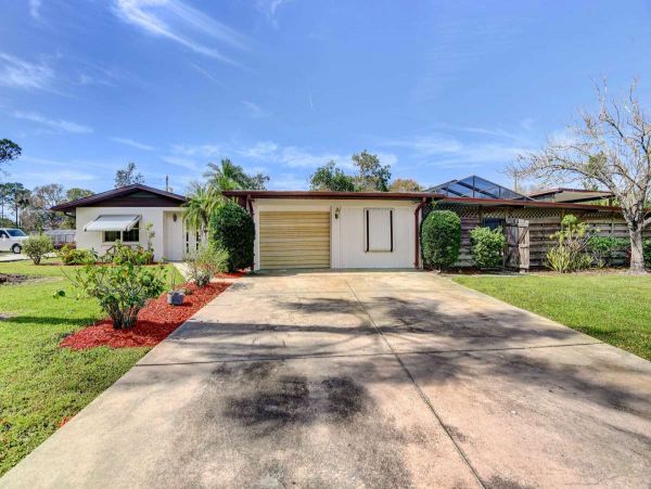 Lovely Pool Home with 3 Bedrooms in Bradenton Sleeps 10