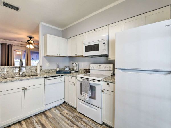 Bradenton Vacation Home with 3 Bedrooms & Pool Sleeps 8