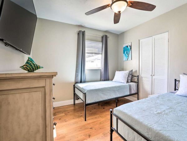 Bradenton Vacation Home with 3 Bedrooms & Pool Sleeps 8