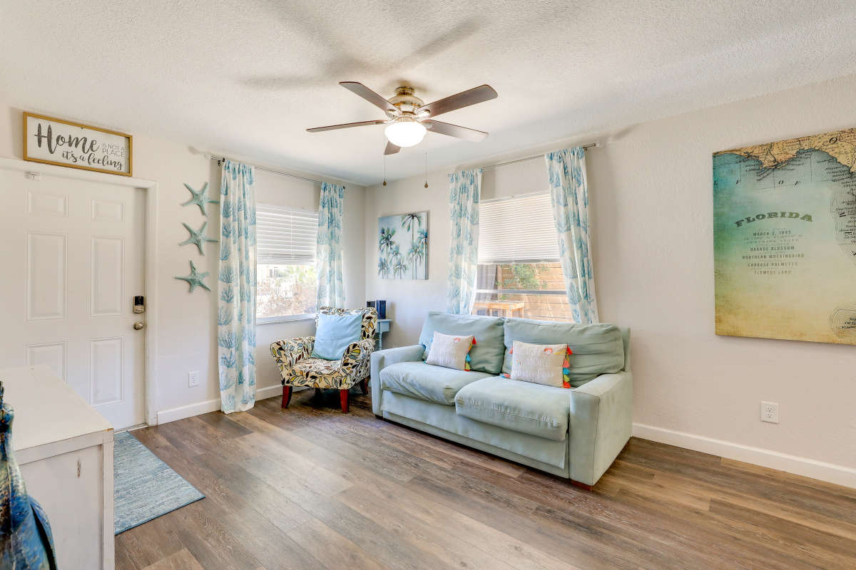 Charming Bradenton Duplex with 3 Bedrooms & Pool Sleeps 10