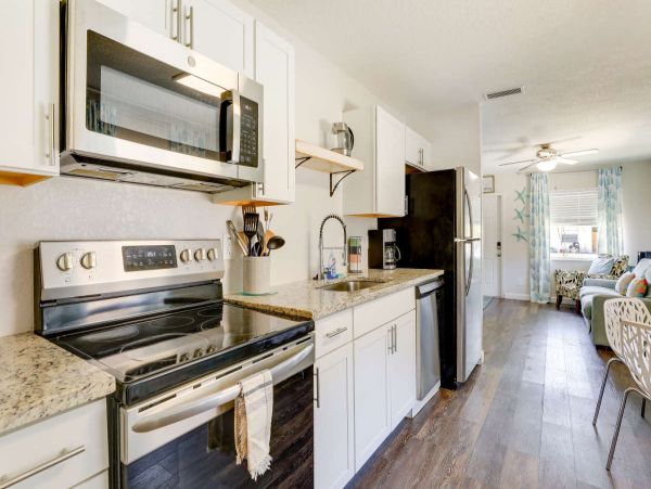 Charming Bradenton Duplex with 3 Bedrooms & Pool Sleeps 10
