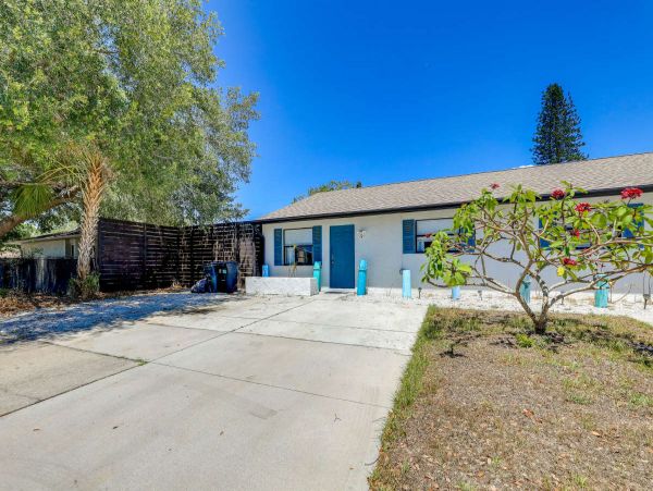 Charming Bradenton Duplex with 3 Bedrooms & Pool Sleeps 10