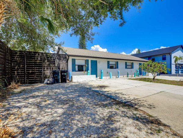 Charming Bradenton Duplex with 3 Bedrooms & Pool Sleeps 10