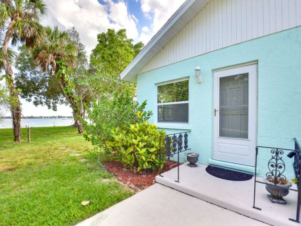 Palmetto 3 Bedroom Vacation Home with River View Sleeps 6