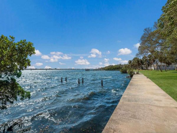 Palmetto 3 Bedroom Vacation Home with River View Sleeps 6