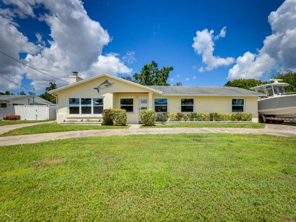 Palmetto Vacation Home Three Bedrooms Sleeps 6 Guests