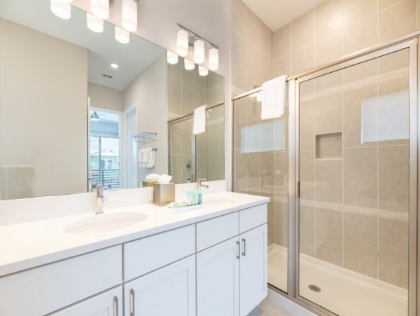 Gorgeous Reunion Vacation Home Eight Bedroom