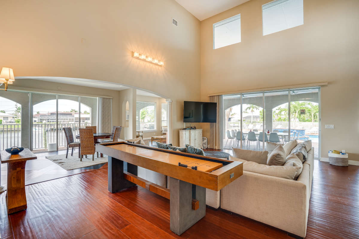Stunning 6 Bedroom Home with Private Pool