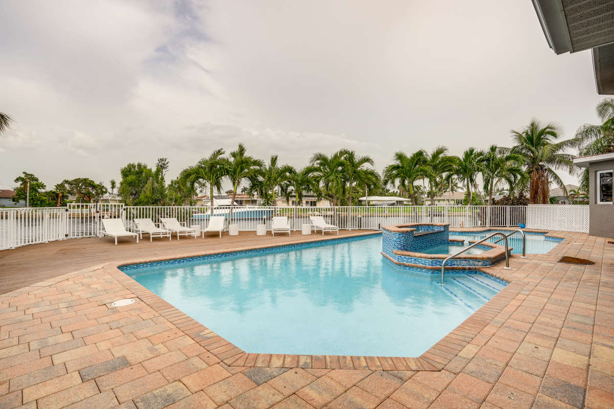 Stunning 6 Bedroom Home with Private Pool