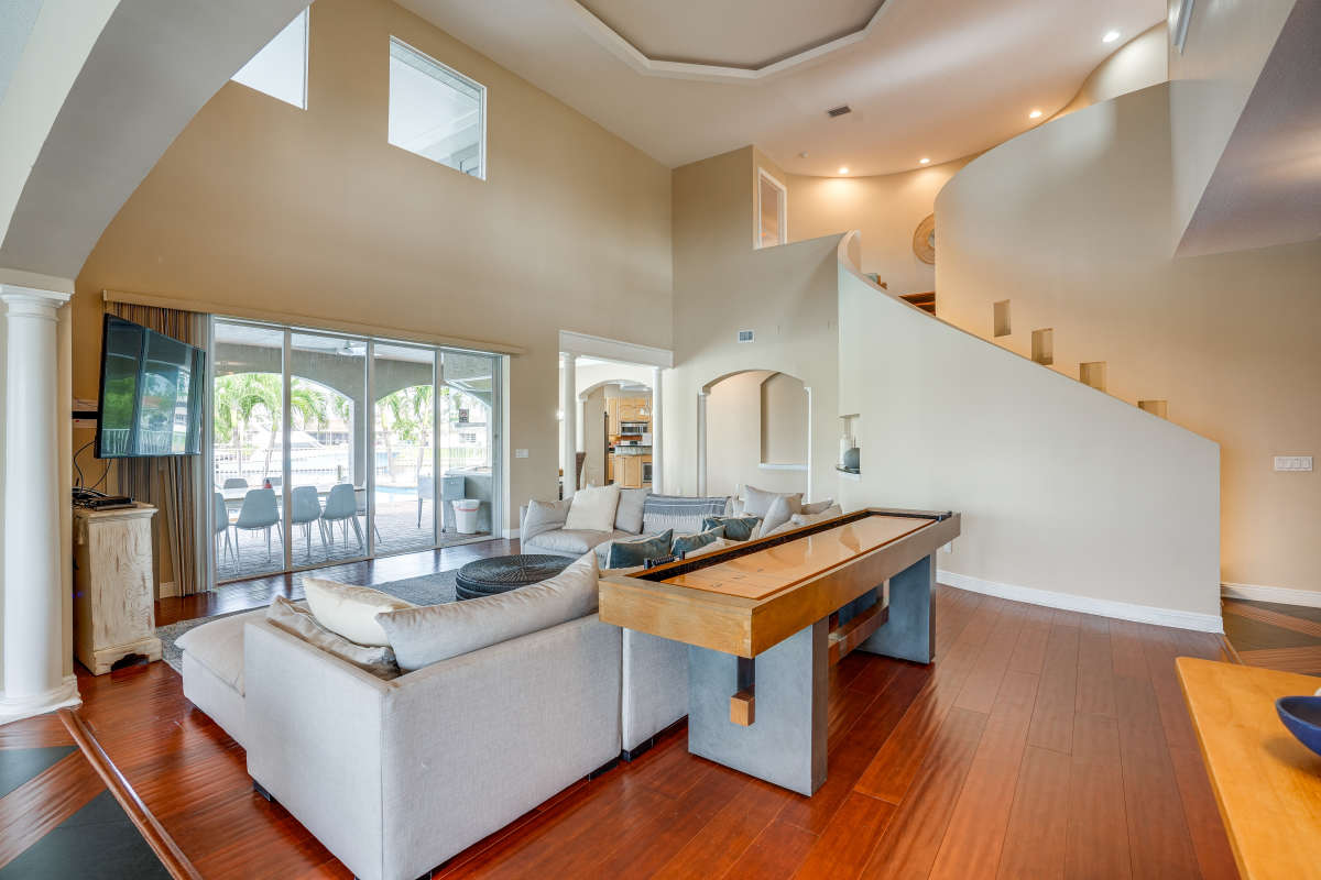 Stunning 6 Bedroom Home with Private Pool