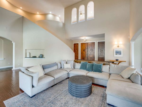 Stunning 6 Bedroom Home with Private Pool