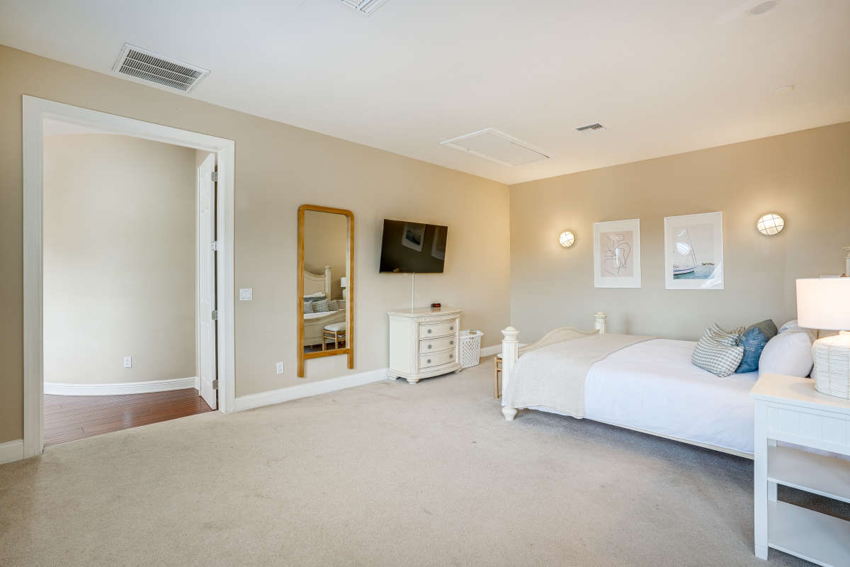 Stunning 6 Bedroom Home with Private Pool
