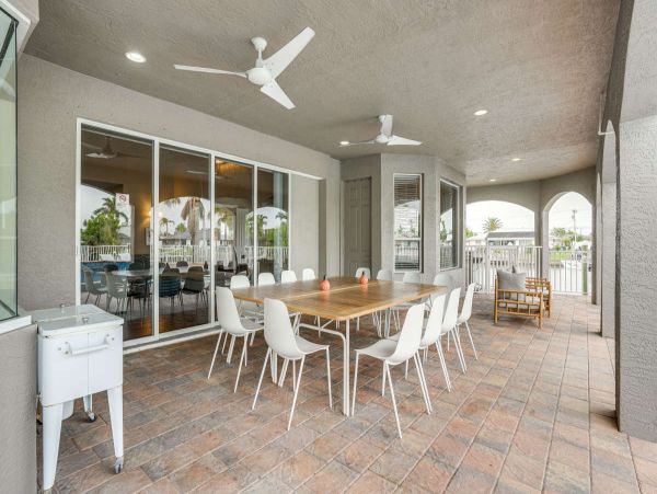 Stunning 6 Bedroom Home with Private Pool