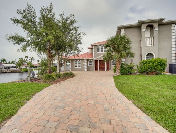 Stunning 6 Bedroom Home with Private Pool