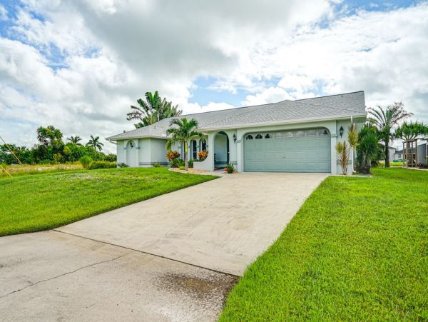 Waterfront Three Bedroom Vacation Rental in Cape Coral