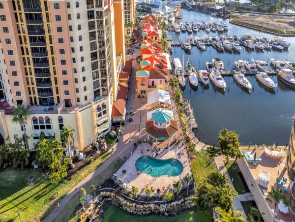 Modern 3 Bedroom Vacation Condo in Cape Coral