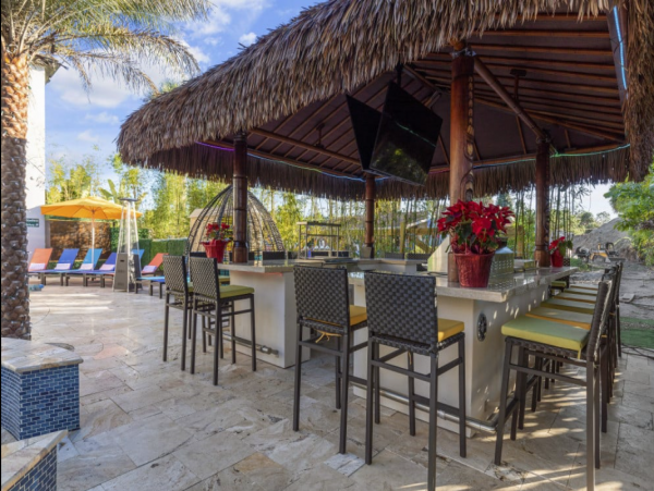 Spacious Davenport Villa: Bowling, Pool, and 20 Bedrooms