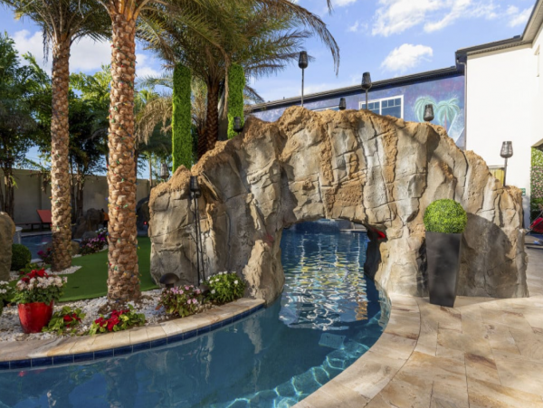 Spacious Davenport Villa: Bowling, Pool, and 20 Bedrooms