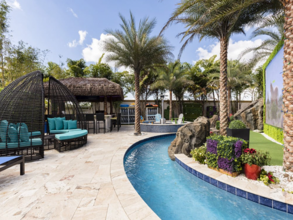 Spacious Davenport Villa: Bowling, Pool, and 20 Bedrooms