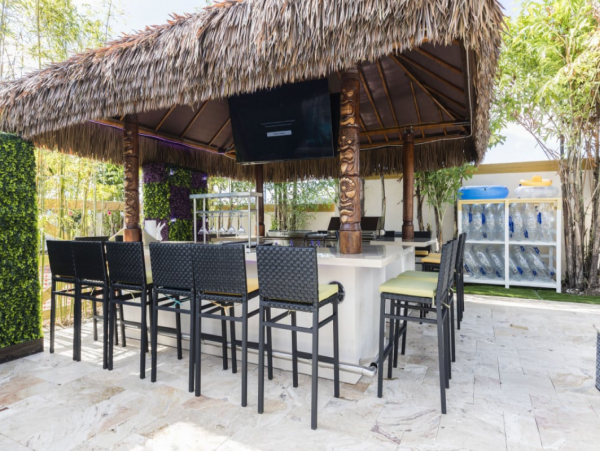 Spacious Davenport Villa: Bowling, Pool, and 20 Bedrooms
