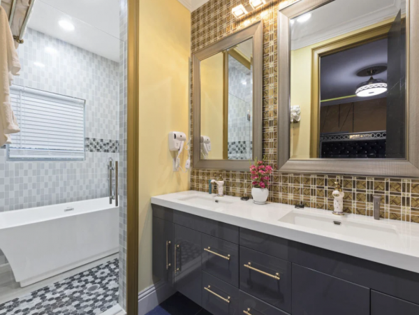 Spacious Davenport Villa: Bowling, Pool, and 20 Bedrooms