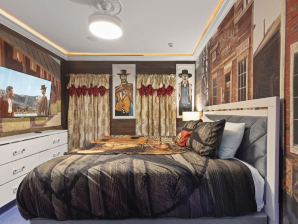 Spacious Davenport Villa: Bowling, Pool, and 20 Bedrooms