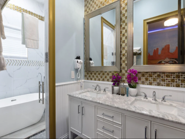 Spacious Davenport Villa: Bowling, Pool, and 20 Bedrooms